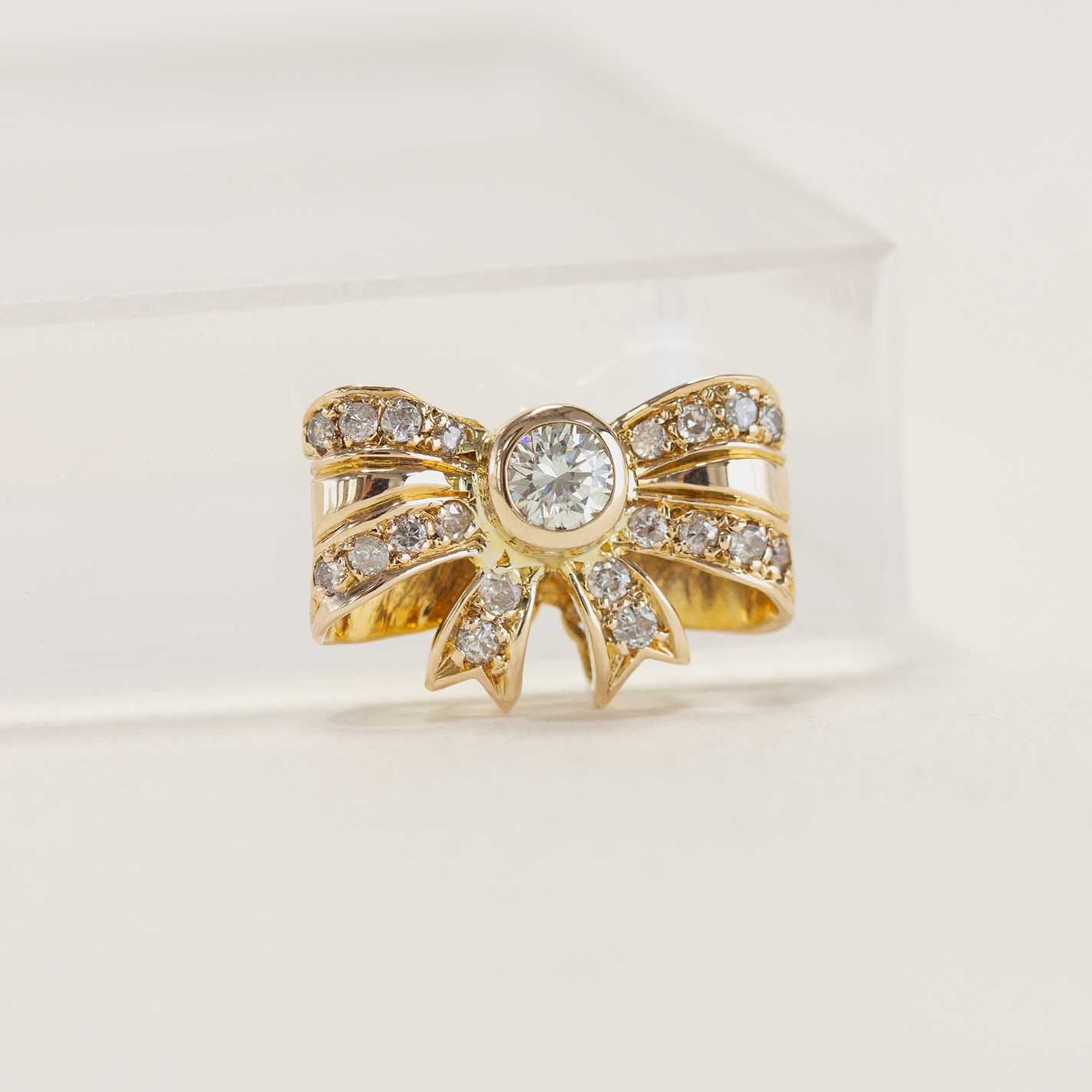 Bow-shaped diamond pendant
