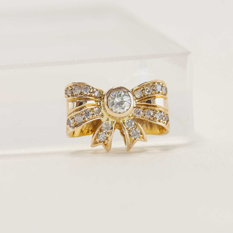 Bow-shaped diamond pendant