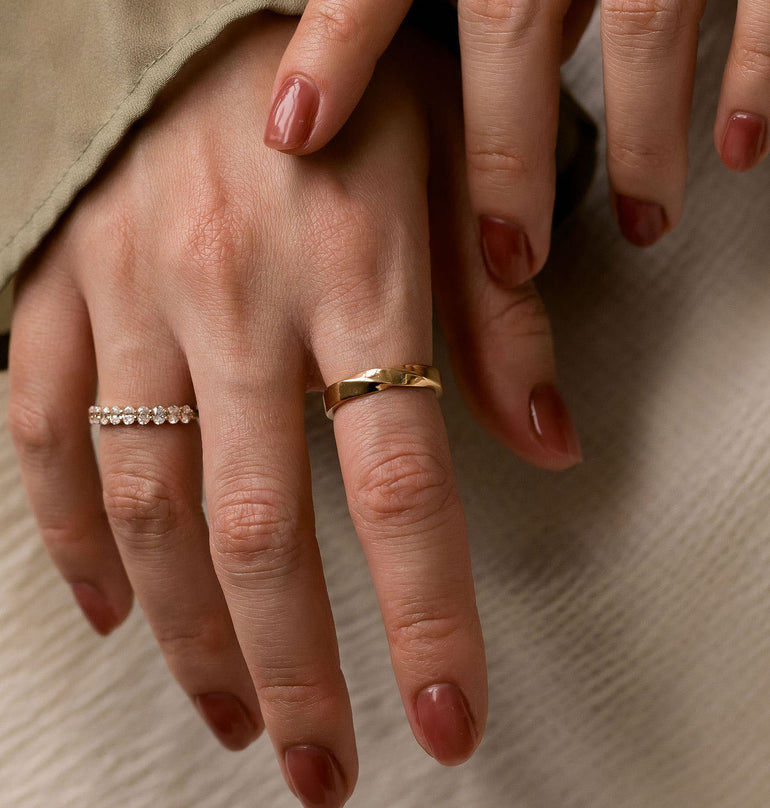 single twist wedding band on models finger