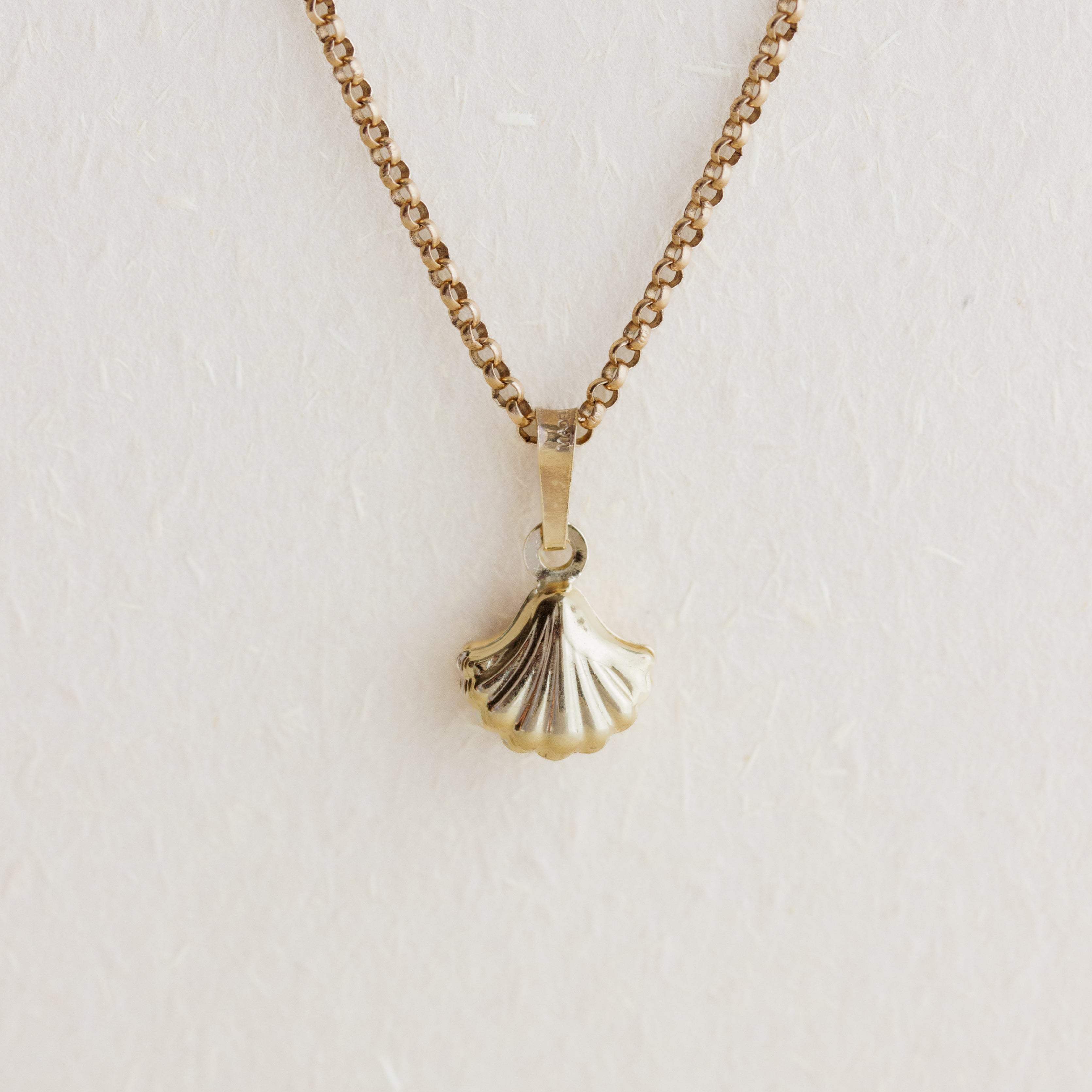 14K Gold Vintage Clam store with Pearl Charm