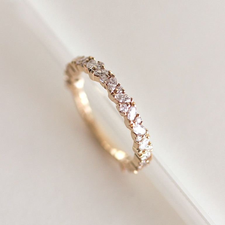 diamond patterned wedding band