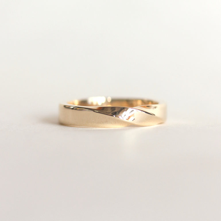 flat edge single twist wedding band