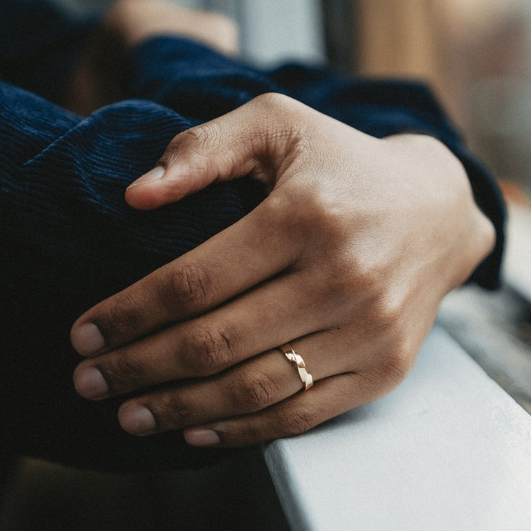 single twist wedding band on models hand