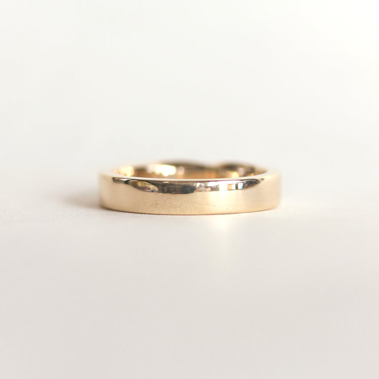 single twist wedding band with half round back of ring showing