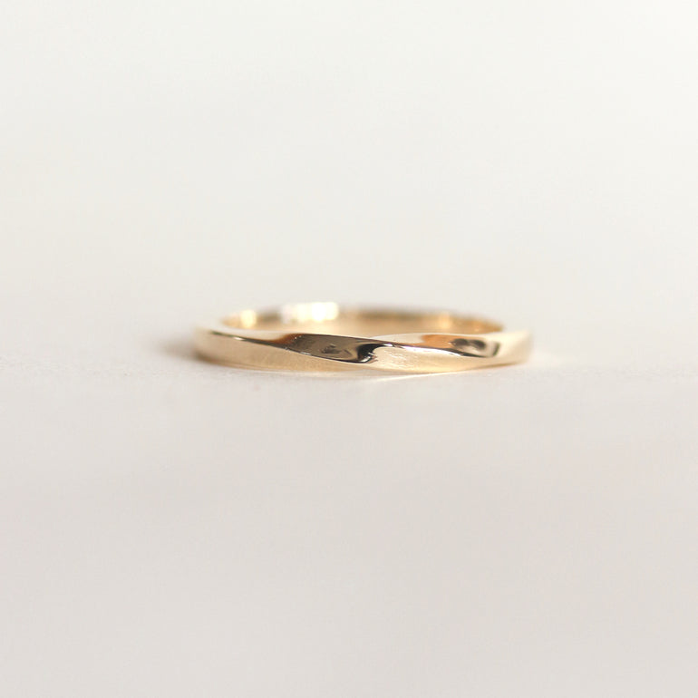 single twist thin wedding band