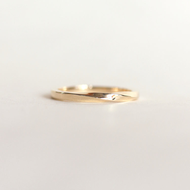 single twist thin wedding band