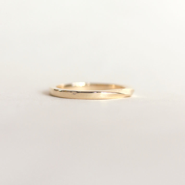 single twist thin wedding band