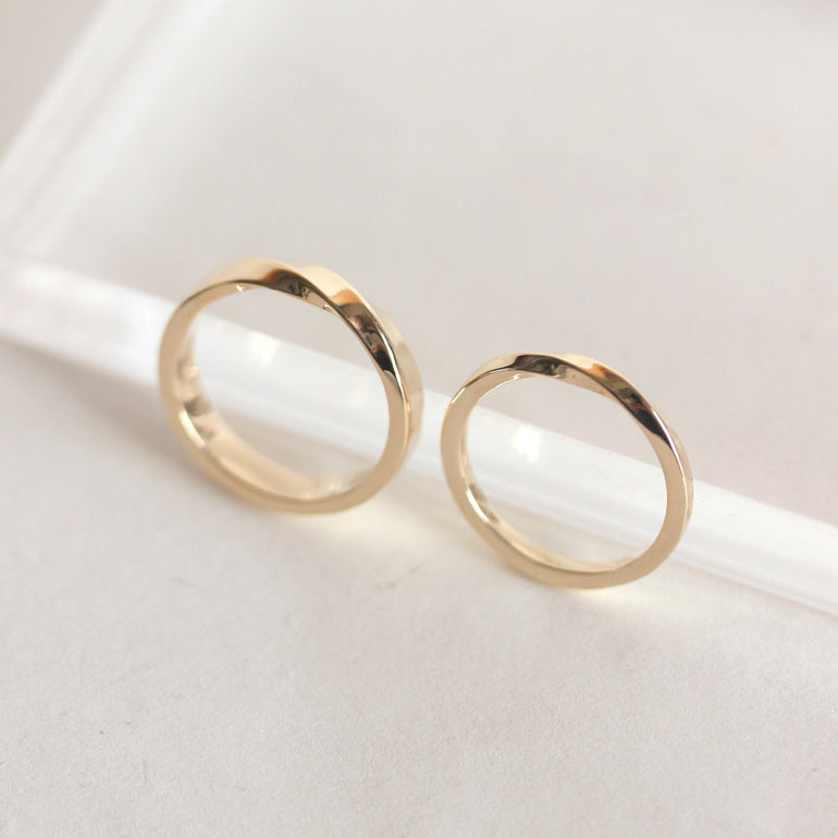 two single twist wedding bands one wide one thin